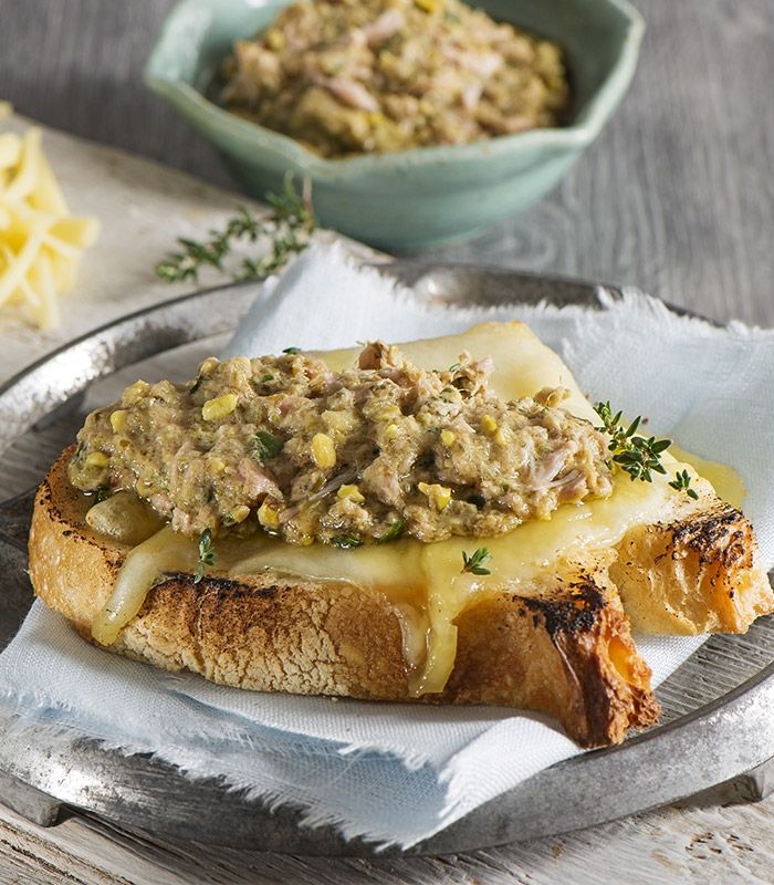 Uova in camicia con Pesto al Tonno, Olive Nere e Peperoncino - Rio Mare