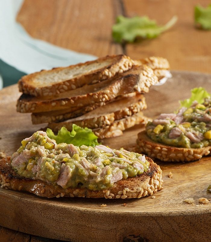 Uova in camicia con Pesto al Tonno, Olive Nere e Peperoncino - Rio Mare