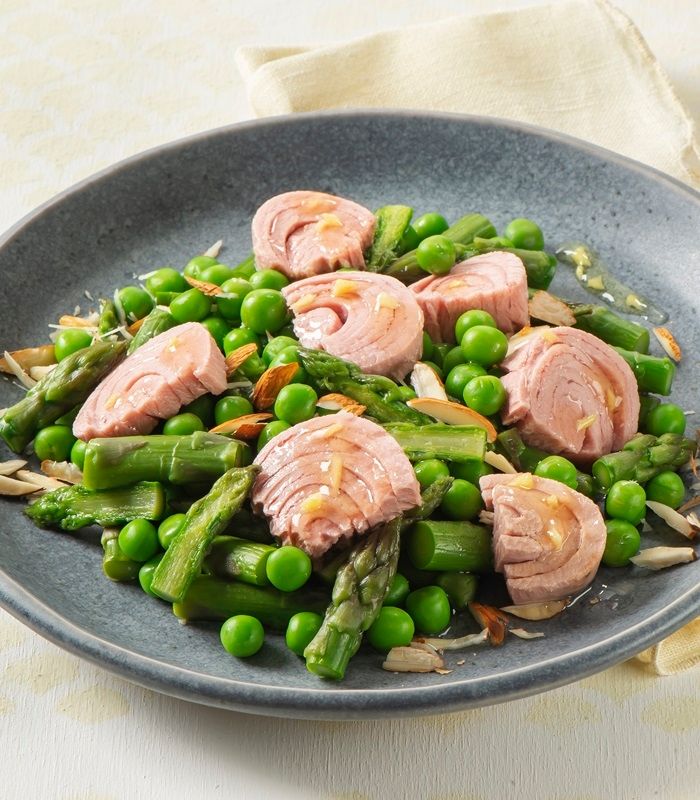 Insalata di asparagi e piselli e mandorle con Trancetti di Tonno
