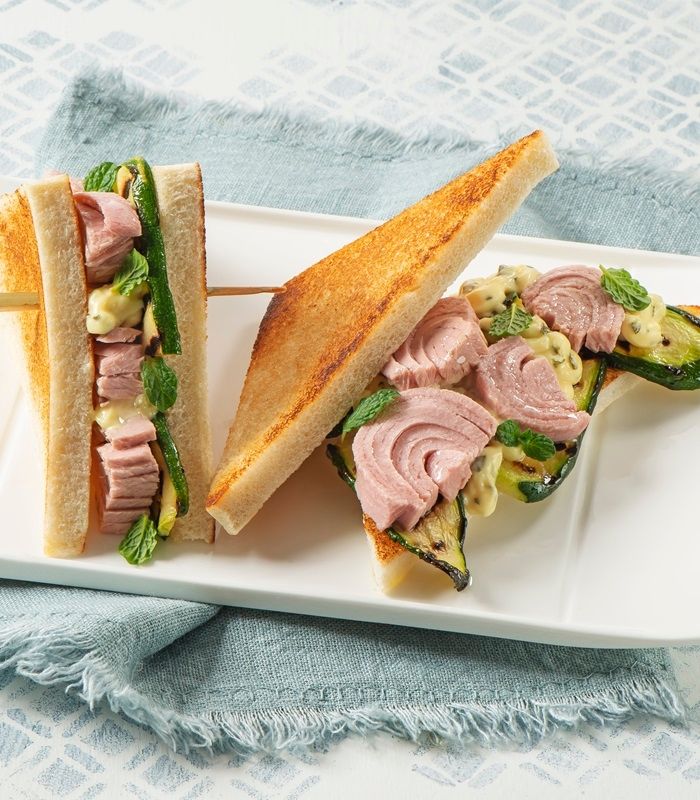 Tramezzini tostati zucchine grigliate e maionese alla menta con Trancetti di Tonno