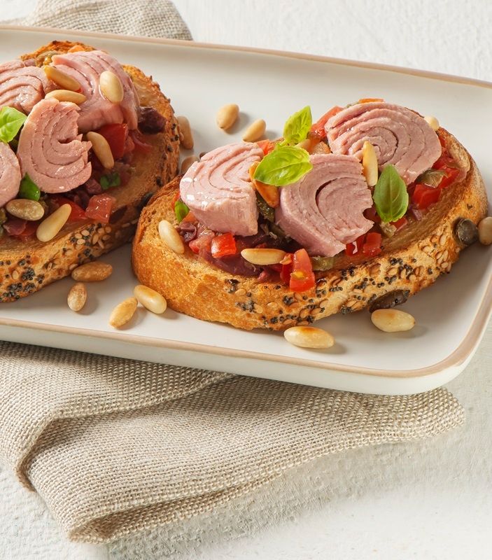 Crostoni con salsa ai profumi mediterranei con Trancetti di Tonno