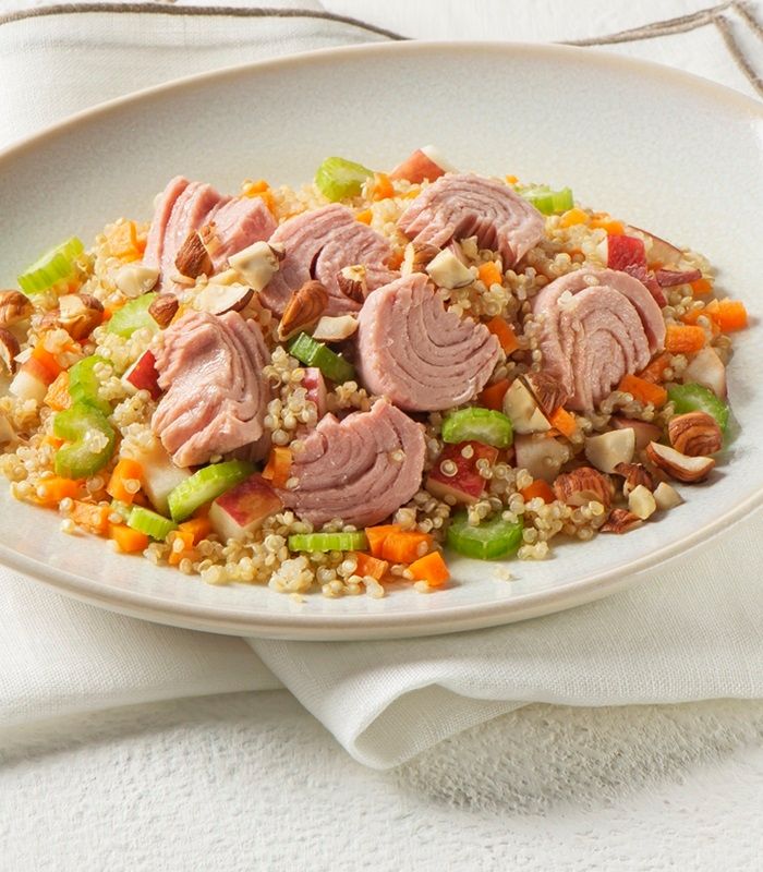 Insalata di quinoa fredda con sedano, mela e Trancetti di Tonno