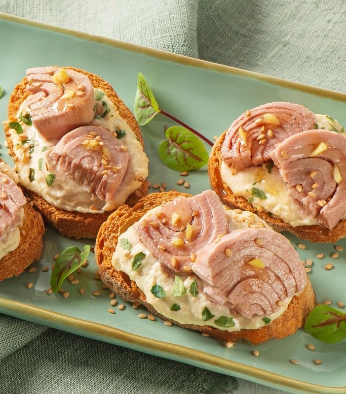 Crostini hummus e semi di sesamo tostati con Trancetti di Tonno
