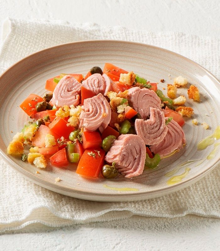 Insalata di pomodori, sedano e crostini profumati con Trancetti di Tonno