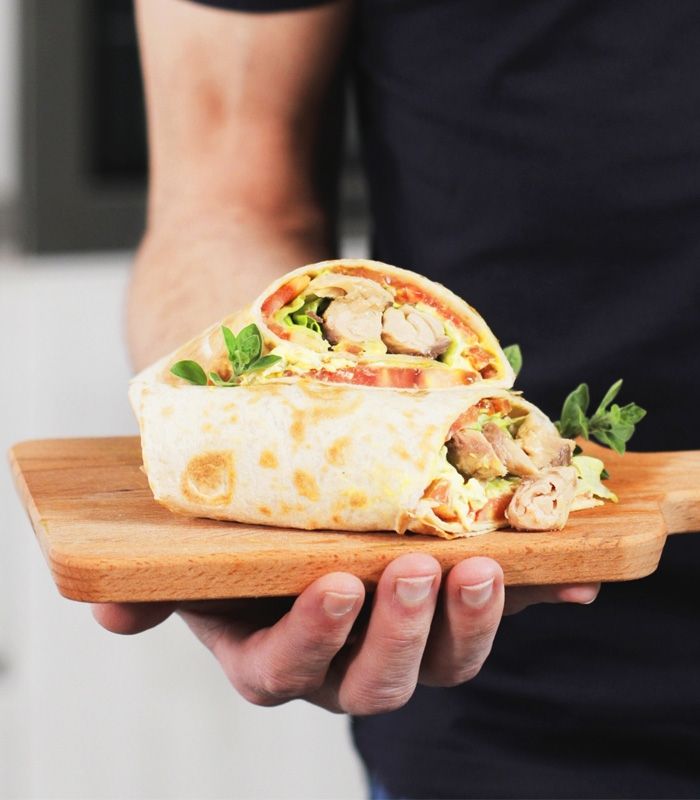 Wrap con sgombro, pomodoro e formaggio di capra