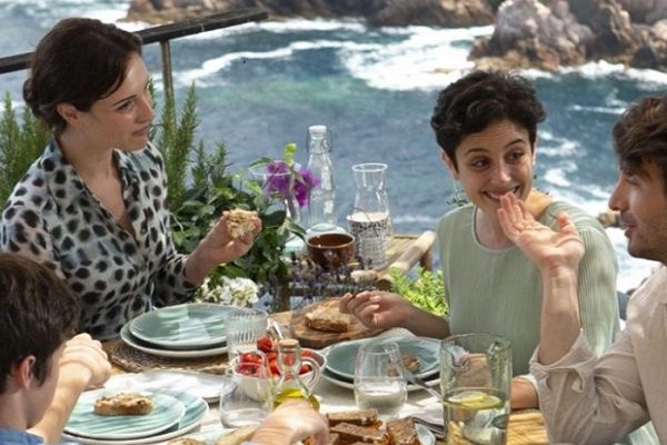 persone riunite a tavola