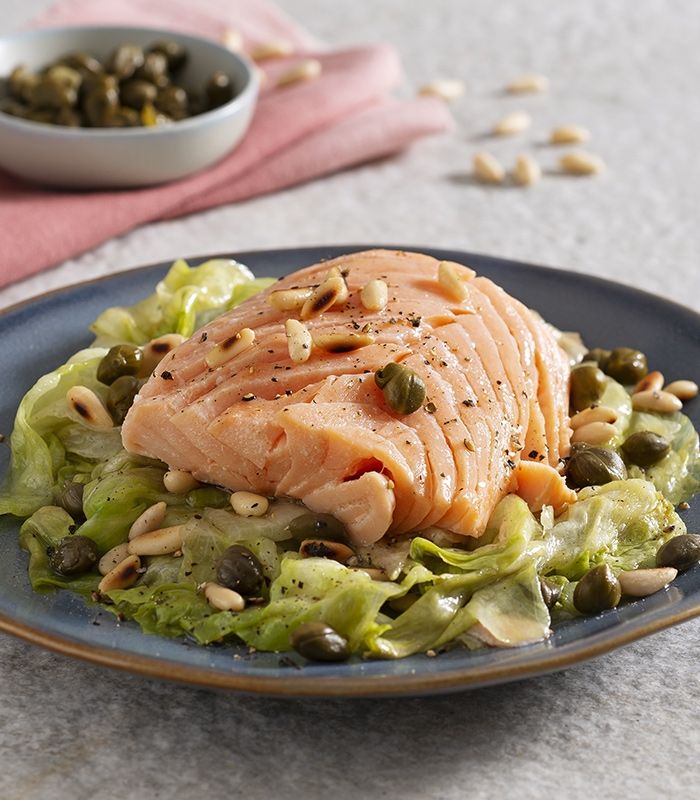 Salmone con scarola spadellata ai pinoli